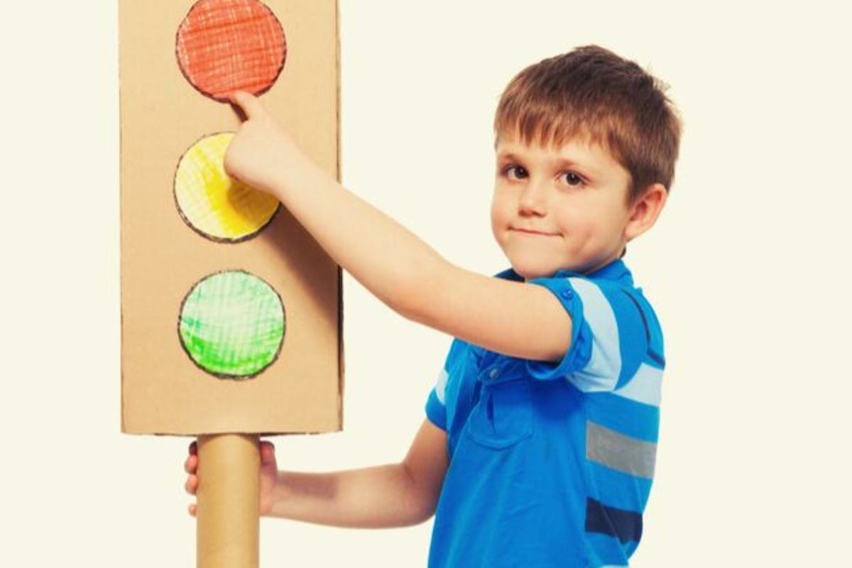 Tehnica semaforului. Cum ii ajuta pe copii si cum o poti aplica